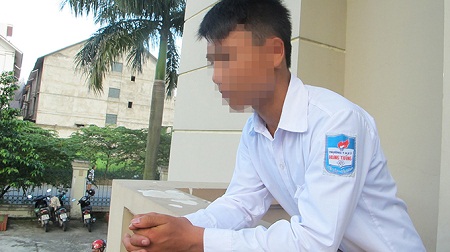 Em Vũ Thanh Hùng thất thần với bản án 18 tháng tù vì hành vi giật mũ.