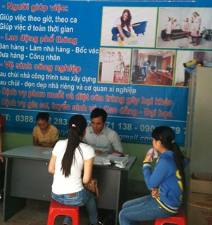 Cần phải siết chặt lý lịch người đến xin việc tại các trung tâm.