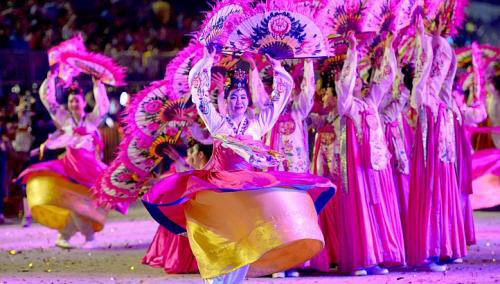 [Caption]South Koreas Sunhwa Dance Troupe performing a fan dance and flower crown dance, one of the countrys oldest court dances