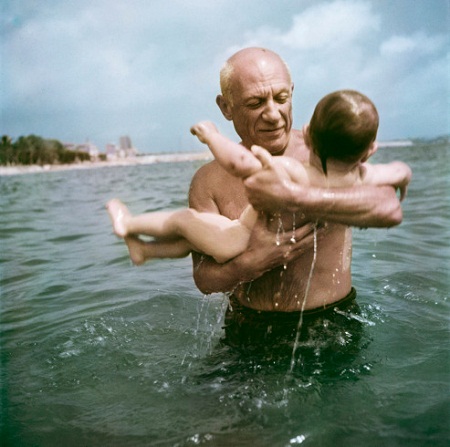 Danh họa Pablo Picasso chơi với cậu cháu trai Claude ở xã Vallauris, Pháp năm 1948.