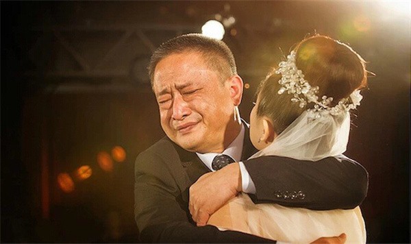 Chùm ảnh lay động trái tim: Những người bố khóc trong ngày cưới của con gái 6