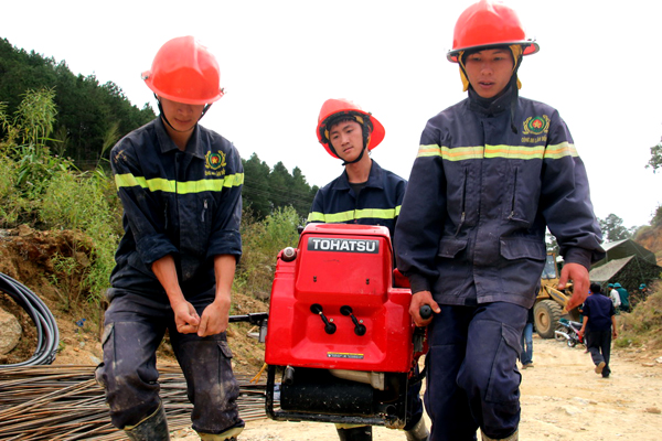 Tiếp tục huy động máy bơm vào trong hầm để hút nước ở khư vực cứu hộ, tạo thuận lợi cho đào hầm. Ảnh: Phước Tuấn