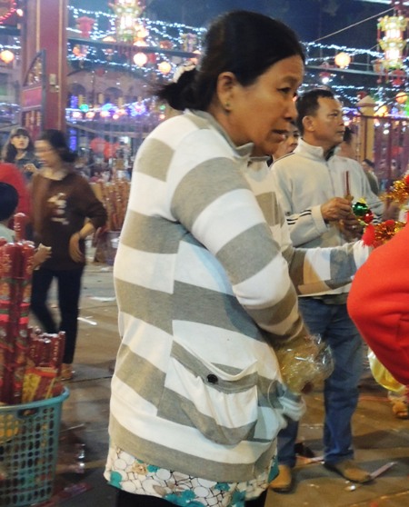 Nhang được đốt vô tội vạ, rác ni lông xả khắp chùa.