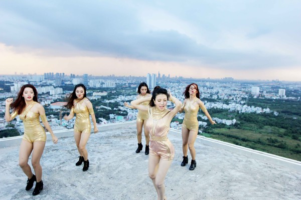 Trang Pháp "làm liều" hát và nhảy trên nóc nhà 34 tầng không lan can 6 Trang Pháp làm liều hát và nhảy trên nóc nhà 34 tầng không lan can 6