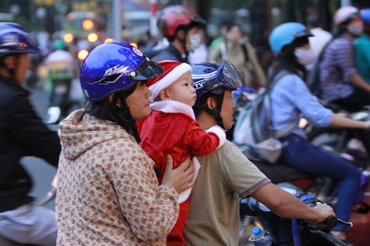 Một em bé hóa trang thành ông già Noel