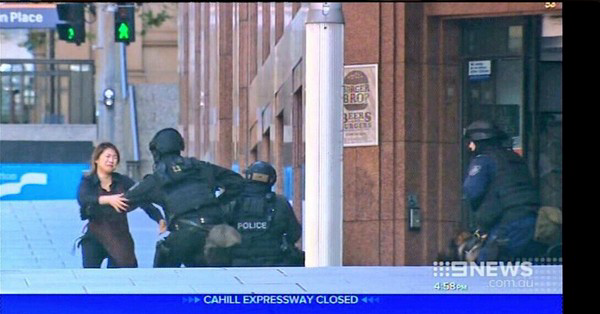 Cập nhật: 5 con tin hoảng sợ chạy thoát khỏi kẻ bắt cóc trong quán cafe ngay giữa Sydney 9