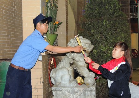 Nhang được đốt vô tội vạ, rác ni lông xả khắp chùa.