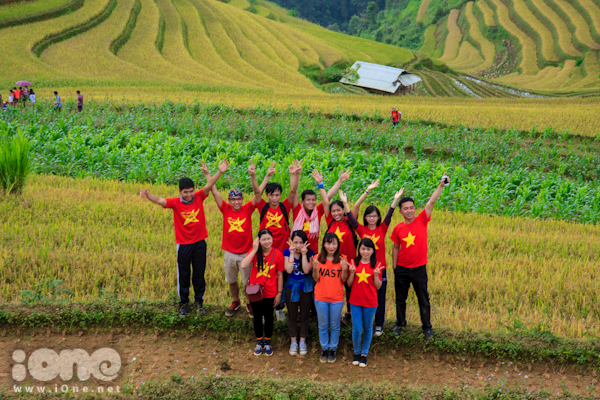 Các bạn trẻ không bỏ lỡ cơ hội pose hình với khoảnh khắc đẹp nhất của vùng núi Tây Bắc.