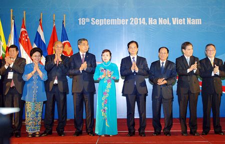 Hội nghị Bộ trưởng Y tế ASEAN lần thứ 12 khai mạc sáng 18.9 tại Hà Nội, với sự góp mặt của Thủ tướng Nguyễn Tấn Dũng, Bộ trưởng Y tế Nguyễn Thị Kim Tiến và các Bộ trưởng Y tế ASEAN