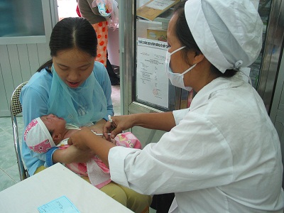 Tiêm vaccin viêm gan B để phòng bệnh cho trẻ em. Ảnh: T.M