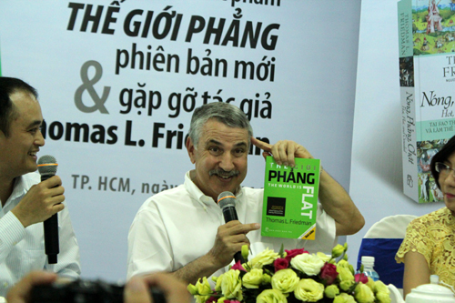 Friedman đang đưa ra ví dụ về cuốn sách Thế giới phẳng như là một sản phẩm sáng tạo từ trí óc. Từ đó sẽ thu lợi nhuận nhiều hơn so với một sản phẩm lắp ráp.