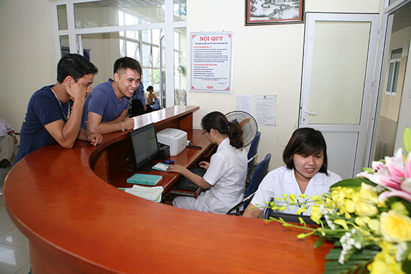 Bàn đón tiếp bệnh nhân của bệnh viện K.              Ảnh Trần Minh