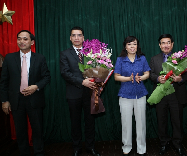 Bộ trưởng Nguyễn Thị Kim Tiến chúc mừng hai đồng chí bổ nhiệm nhiệm vụ mới.