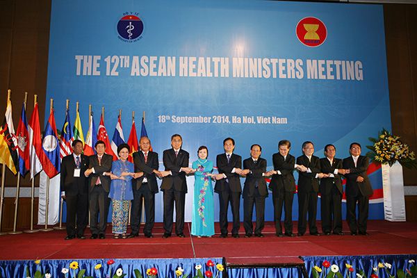 Bộ trưởng Nguyễn Thị Kim Tiến chủ trì cuộc họp Bộ trưởng Y tế ASEAN mới diễn ra tại Hà Nội. Mục tiêu của cuộc họp Bộ trưởng Y tế ASEAN nhằm xây dựng một cộng đồng ASEAN khỏe mạnh hơn sau năm 2015.