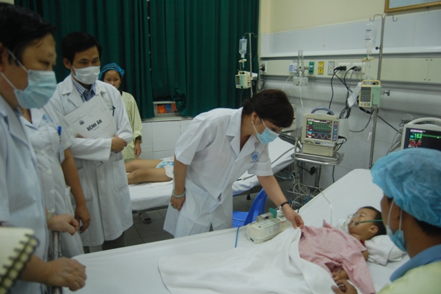 Bộ trưởng Bộ Y tế thăm bệnh nhân viêm não Nhật Bản đang điều trị tại BV Nhi TW.                    ảnh  Lâm Thắng