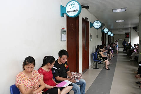 Người bệnh ngồi chờ khám tại Viện Huyết học và Truyền máu Trung ương