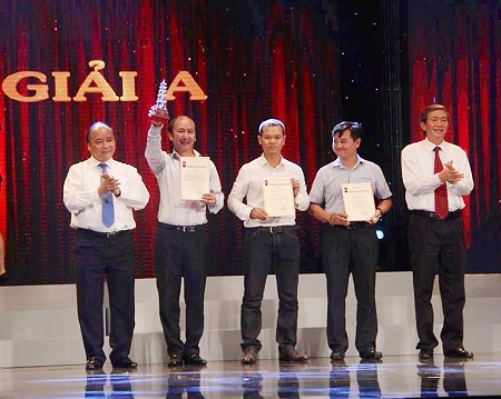 Trưởng ban Tuyên giáo TW Đinh Thế Huynh và Phó Thủ tướng Nguyễn Xuân Phúc trao giải A cho đại diện nhóm tác giả Cầu truyền hình trực tiếp “Biển đảo của chúng ta”. &nbsp;&nbsp;&nbsp; Ảnh: Báo Tuổi trẻ