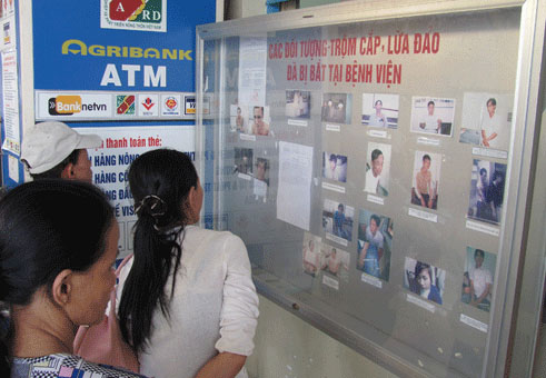 Người dân đang theo dõi thông tin tội phạm tại BV Trung ương Huế.