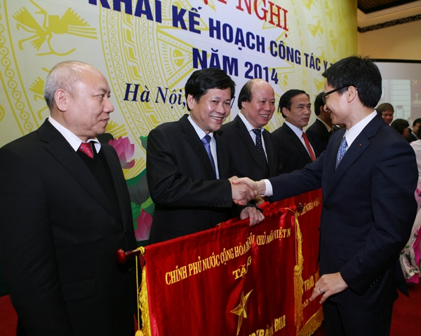 Phó thủ tướng Vũ Đức Đam trao cờ thi đua năm 2013  của Chính phủ cho Tổng biên tập Báo Sức khỏe & Đời sống Trần Sĩ Tuấn                                                        ảnh TM