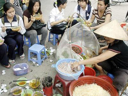 Siết chặt thức ăn đường phố để phòng ngộ độc thực phẩm trong kỳ thi