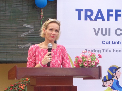 Đại sứ Thụy Điển gửi lời chào mừng tới các thầy cô giáo và các em học sinh trường Cát Linh, Hà Nội.