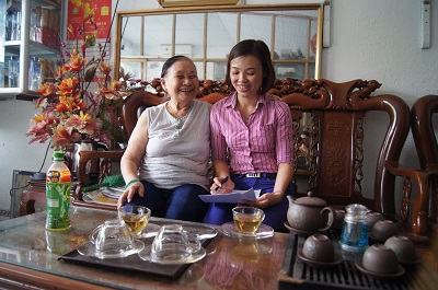 Mẹ Nhình và tác giả.