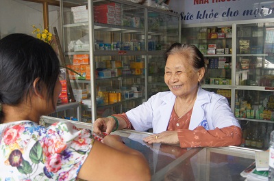 Mẹ Hoàng Thị Nhình luôn tận tình tư vấn cho khách đến mua thuốc.