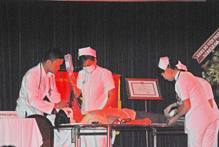 Một cảnh trong tiểu phẩm Trái tim thầm lặng.