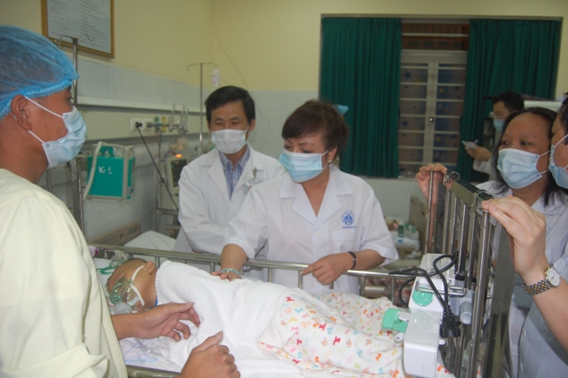 Bộ trưởng Y tế Nguyễn Thị Kim Tiến thăm và kiểm tra bệnh án bệnh nhi Hà Phương Thủy, Phú Thọ, nhập viện ngày 19/6, bị viêm não Nhật Bản, hiện đã chuyển sang viêm phổi tại BV Nhi Trung ương.