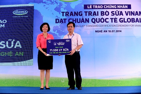 Tại chương trình, bà Bùi Thị Hương - Giám đốc Đối ngoại Vinamilk cũng trao tặng 71.550 ly sữa của chương trình Quỹ Sữa Vươn Cao Việt Nam năm 2014 cho trẻ em nghèo tỉnh Nghệ An.