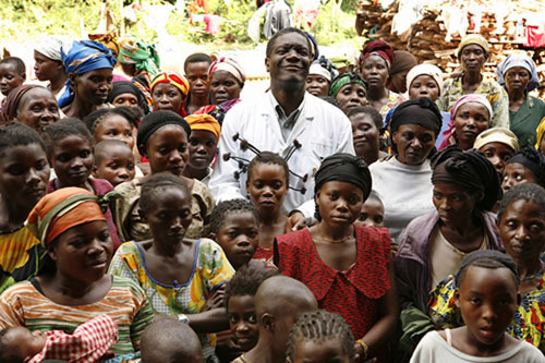 Bác sĩ Mukwege và các bệnh nhân.