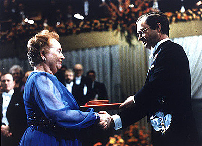 Gertrude Belle Elion vinh dự nhận giải Nobel