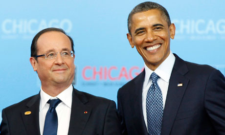 Tổng thống Pháp François Hollande được đón tiếp bằng 21 tiếng súng đại bác.