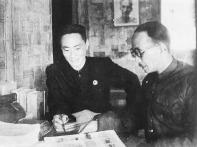 GS. Tôn Thất Tùng, Thứ trưởng Bộ Y tế (trái) và GS. Hồ Đắc Di, Hiệu trưởng Trường đại học Y trong rừng Chiêm Hoá, Tuyên Quang (1947-1954).