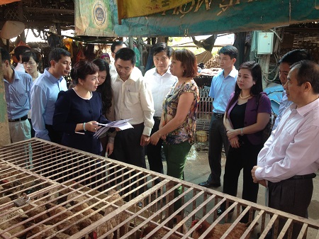 Bộ trưởng kiểm tra thực địa chợ Giếng Vuông - chợ kinh doanh giết mổ gia cầm lớn nhất Lạng Sơn.