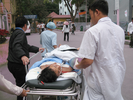Cấp cứu người bị tai nạn giao thông tại BV Việt Đức. Ảnh: Trần Lâm