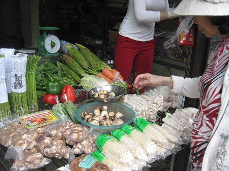 Nấm không nguồn gốc đang được bày bán tại chợ Thành Công. Ảnh: Trần Lâm