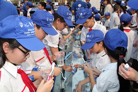 Chăm sóc sức khỏe răng miệng cho học sinh.