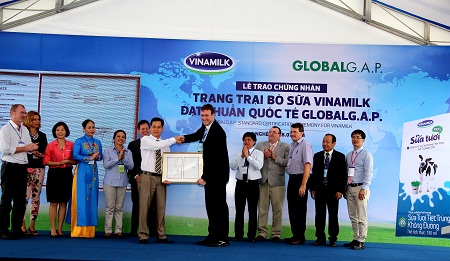Ông Richard De Boer - đại diện Tổ chức Chứng nhận Global G.A.P. ConTrolUnion (Hà Lan) trao giấy chứng nhận đạt chuẩn quốc tế Thực hành Nông nghiệp tốt toàn cầu (Global G.A.P.) cho trang trại của Vinamilk.