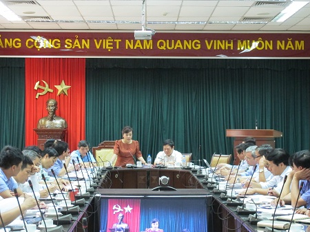 Bộ trưởng Nguyễn Thị Kim Tiến phát biểu chỉ đạo tại cuộc họp.