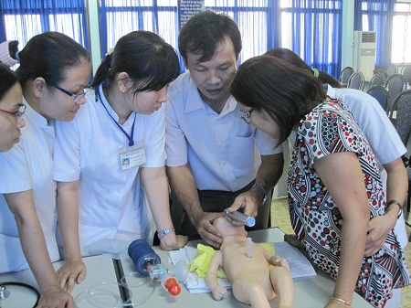 Chuyên gia “cầm tay chỉ việc” cho các bác sĩ tuyến dưới.