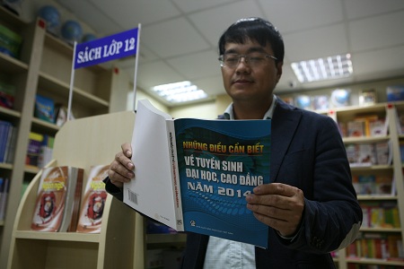 Phụ huynh và học sinh đã có trong tay cuốn “Những điều cần biết về thi ĐH - CĐ năm 2014”. Ảnh: Trần Minh