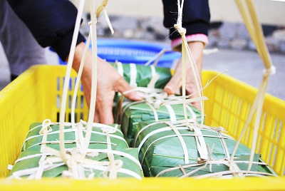 Những cặp bánh chưng của các mẹ, các con trong làng Birla.
