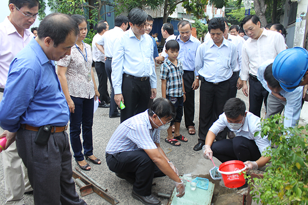 Thứ trưởng Nguyễn Thanh Long kiểm tra công tác diệt bọ gậy phòng chống sốt xuất huyết tại khu vực hố ga thu nước phường Thắng Nhất, TP. Bà Rịa - Vũng Tàu.