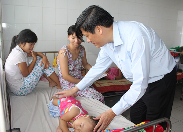 Thứ trưởng Bộ Y tế Nguyễn Thanh Long thăm bệnh nhi đang điều trị tại bệnh viện đa khoa tỉnh Bà Rịa - Vũng Tàu.