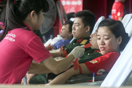 Đoàn viên thanh niên tham gia đi hiến máu. Ảnh: Ngọc Sơn