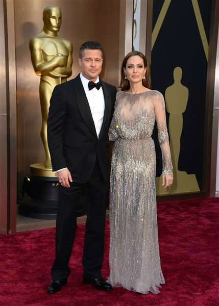 Bộ đôi Brad Pitt và Angelina Jolie tay trong tay trên thảm đỏ.