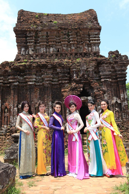 Những người đẹp cuộc thi hoa hậu các dân tộc Việt Nam khoe sắc ở Mỹ Sơn