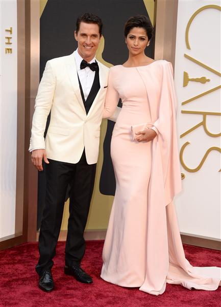 Bộ đôi Matthew McConaughey và Camila Alves xuất hiện ăn ý trên thảm đỏ.
