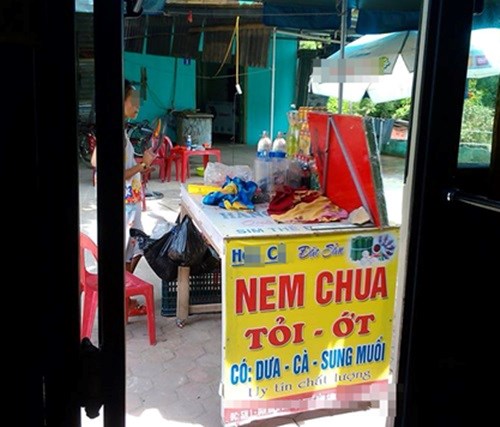 Hình ảnh cửa hàng bán nem chua Thanh Hóa nghi ngờ không đảm bảo  an toàn thực phẩm xuất hiện trên trang mạng xã hội